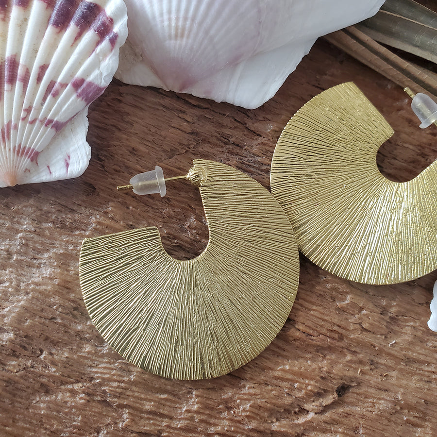 Hammered earrings antique gold - round