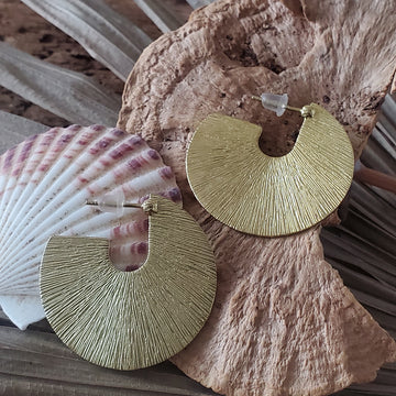 Hammered earrings antique gold - round