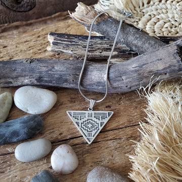 Triangle pattern necklace